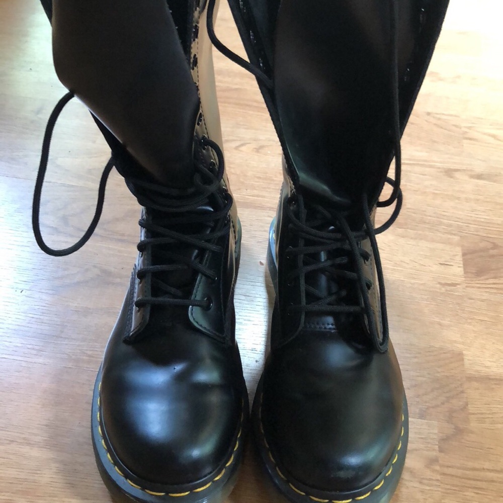 New 14 Eyelet Doc Martens Original 1914-Size 9